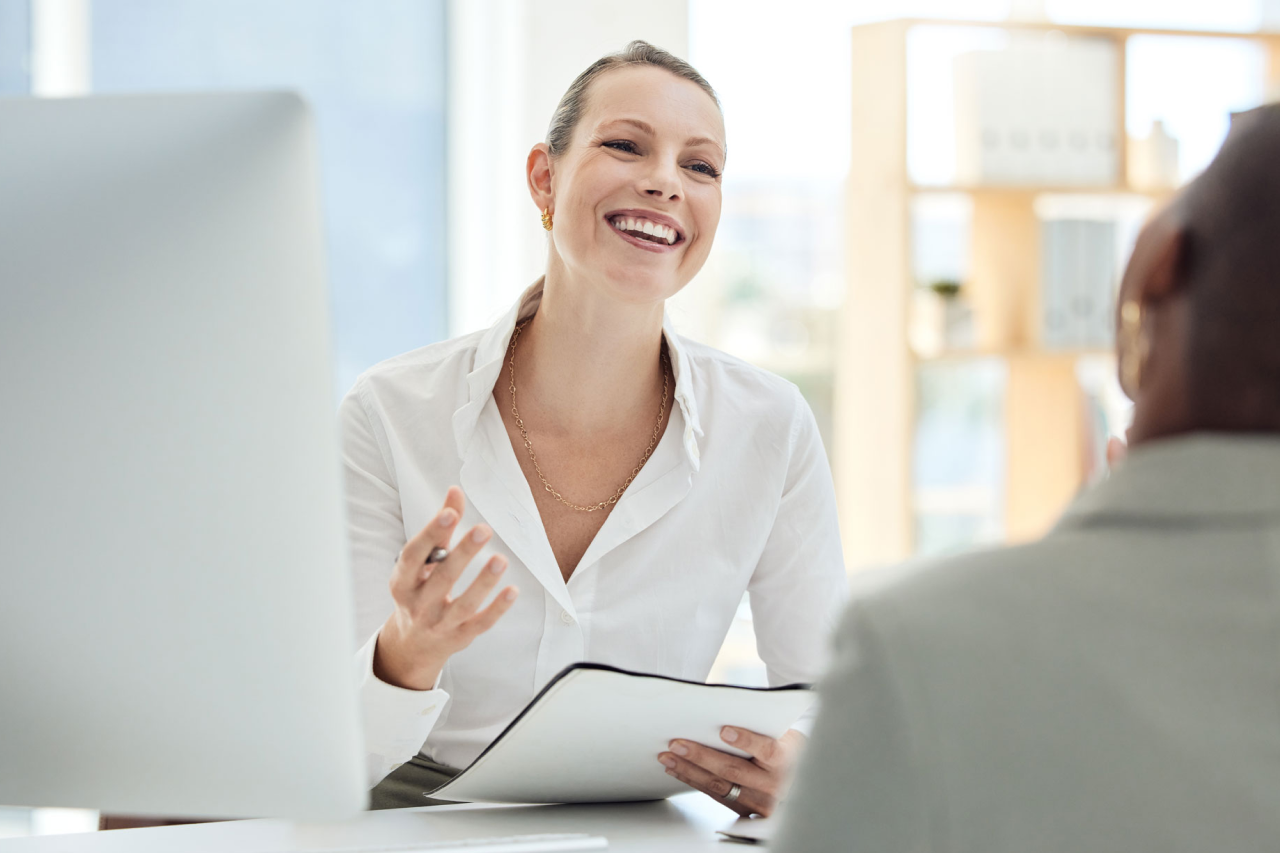 A women in white shirt explain to customer